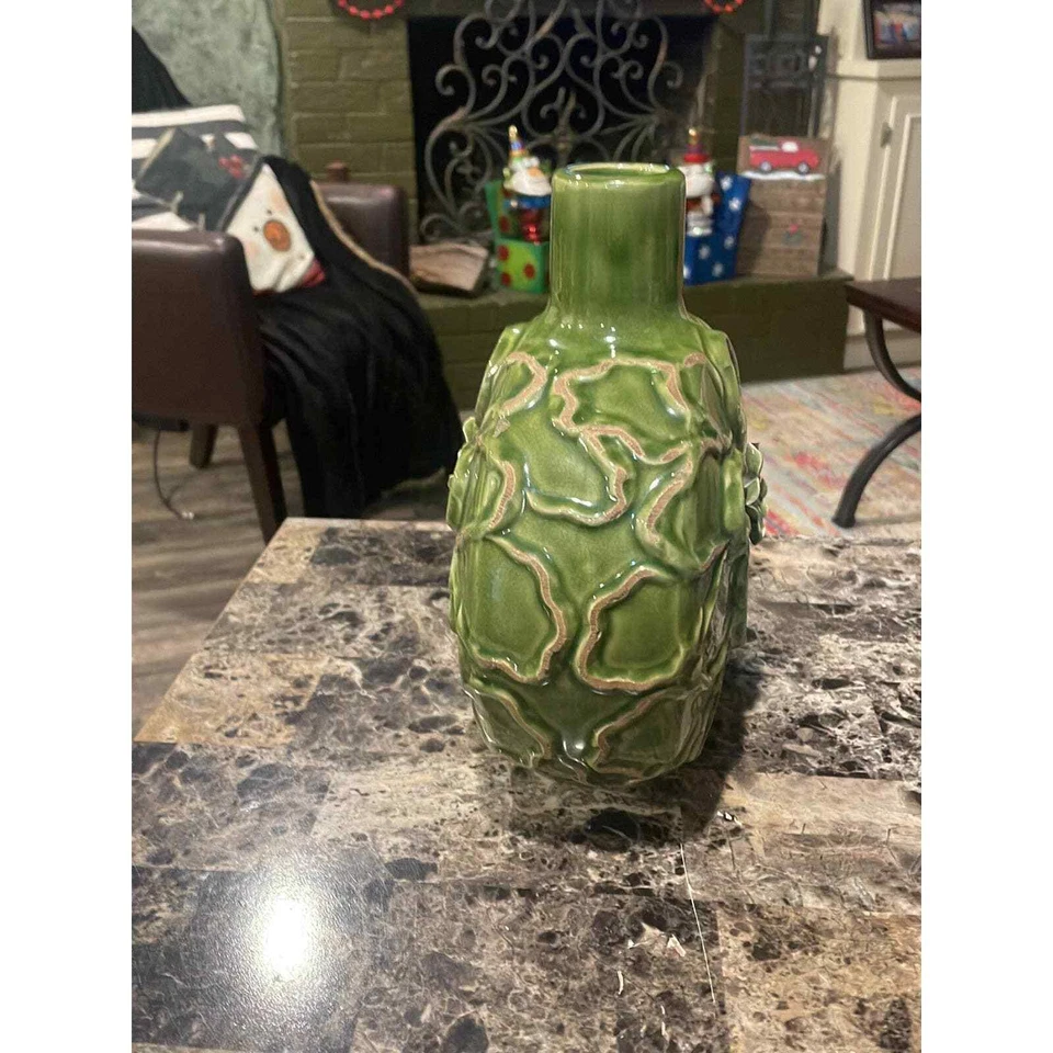 Florero de cerámica dimensional verde Benzara Poslie Foto 4 de 4