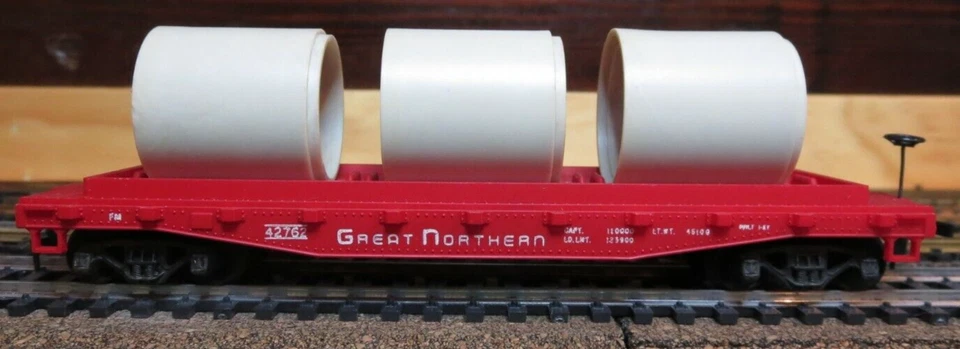 TYCO MANTUA T331B:258 HO Scale 40' Skid Flat Car with Load "Great Northern"  - Image 2 of 4