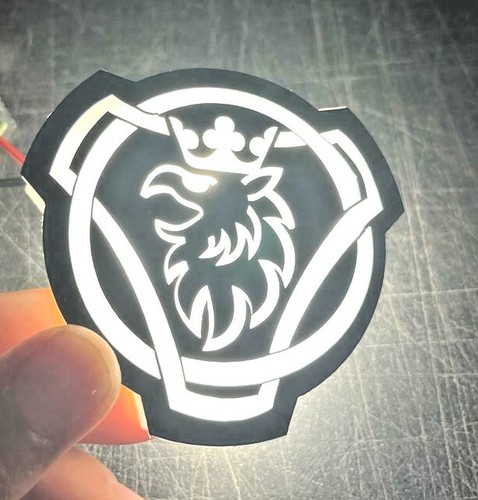 LOGO STEMMA LUMINOSO LED 24V SCANIA TRUCK CARBON LOOK PER MASCHERINA FRONTALE - Foto 3 di 4