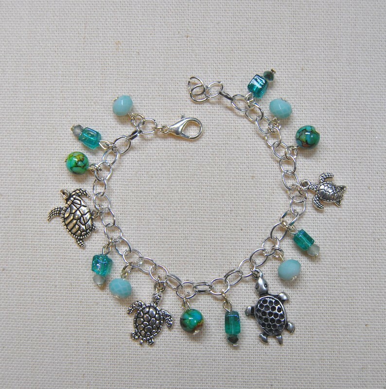 Bracelet à breloques TORTUES vert lagon de FANTAISIES-POUR-TOUTES, idée cadeau anniversaire