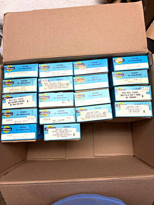 Athearn HO lot of 18 train cars