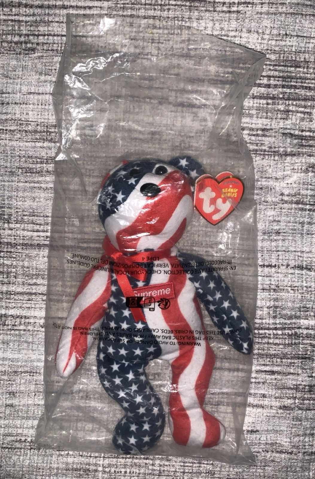 Supreme FW22 Ty Beanie Baby Drapeau USA Rouge Blanc Bleu Boîte Logo Ours Jouet Ouvert