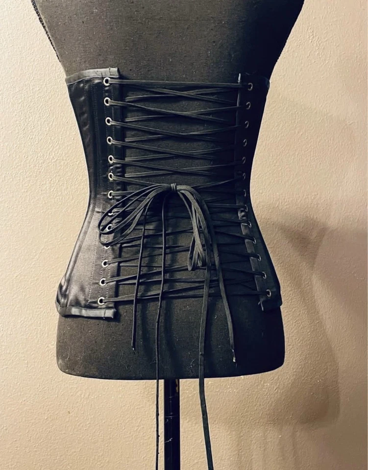 Corsé Vollers vintage a medida negro satinado sobre busto Foto 2 de 4