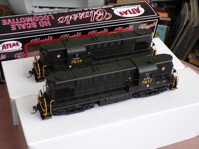 ATLAS HO Scale RS-11s (2) beide in Pennsylvania grüner Lackierung beide sind DCC ausgestattet