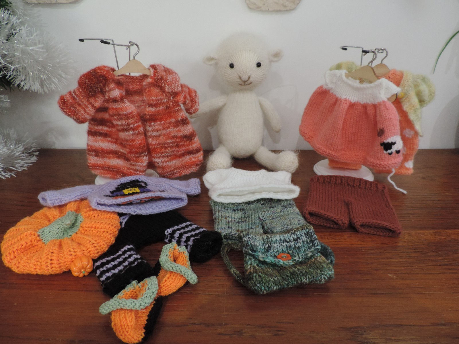 Peluche mouton tricoté main de 26 cm, le cadeau de naissance idéal en doudou unique