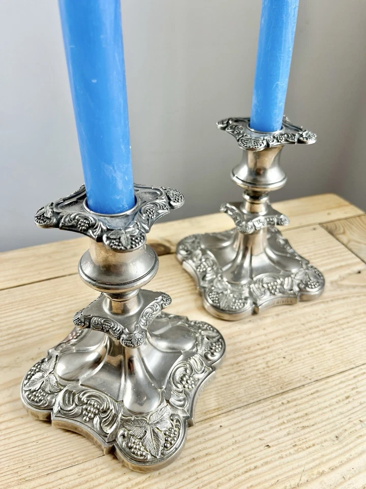 Antiguo par de candelabros rococó enchapados en plata victoriana, hecho en inglés Foto 3 de 4