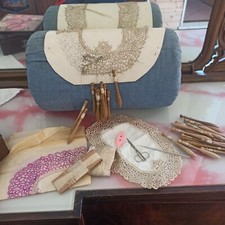 Tombolo per ricamo anni 60 con accessori e lavoro da finire più centrino 