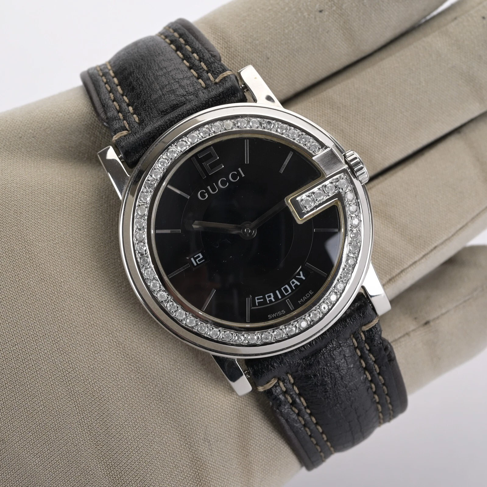 Montre pour homme Gucci G Day Date 101M 2+ carats lunette diamant noir 40 mm
