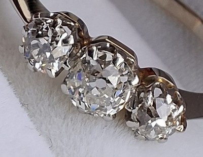 Antiker eleganter Verlobungsring 18 kt Gold 0,55 kt Altschliff Diamant Trilogie Größe O
