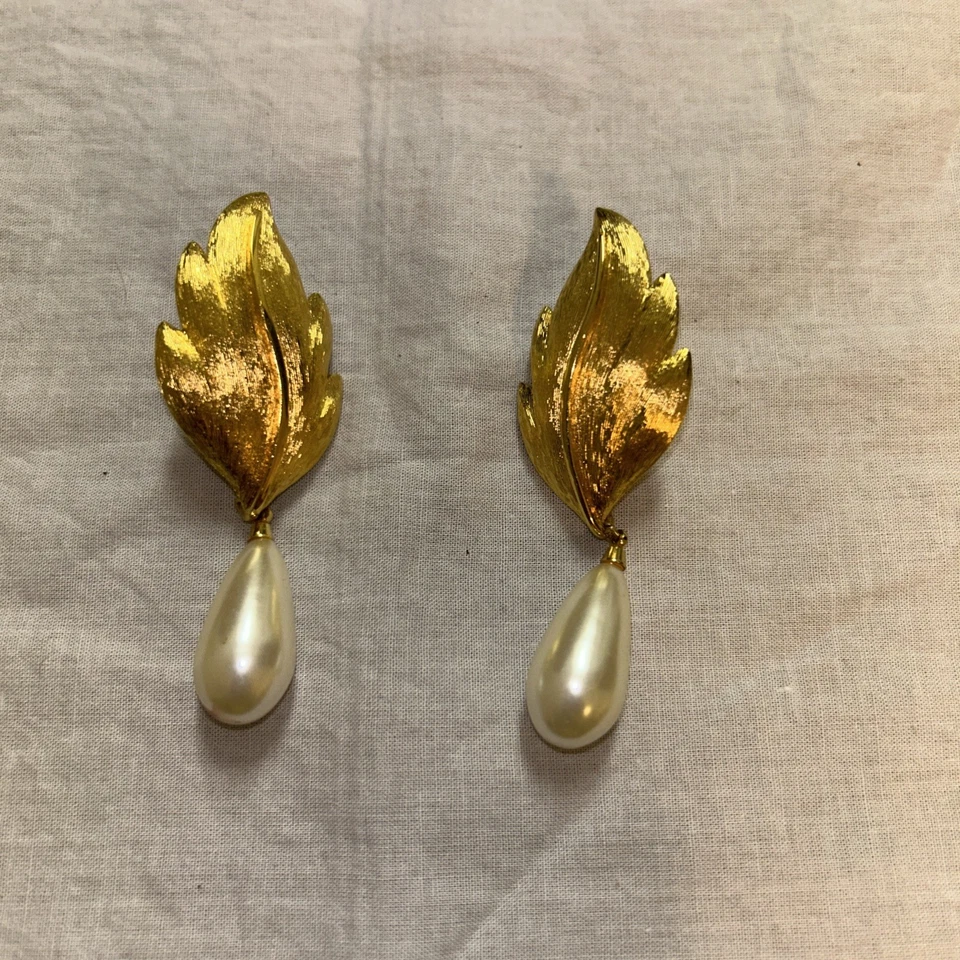 Винтажные золотистые серьги-листы Napier с висящим жемчугом. Штампованный - Изображение 2 из 4