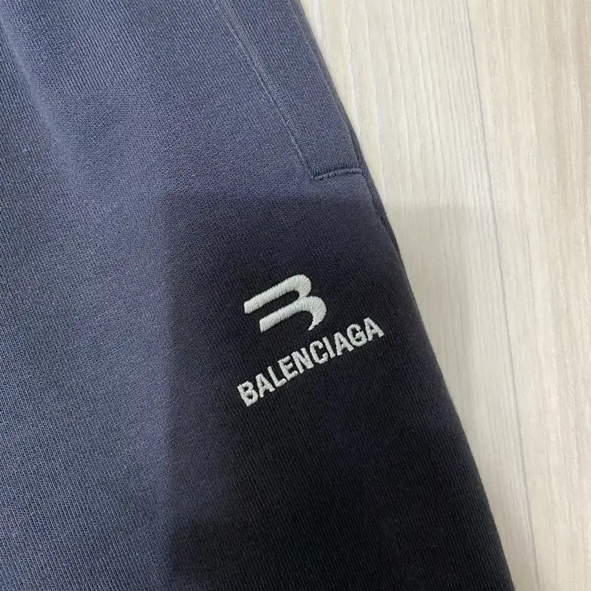 Balenciaga Sporty B Jogger Pants Men thumbnail 5