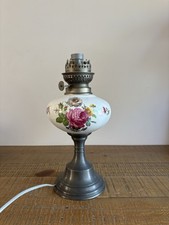 Ancienne Lampe à Pétrole Electrifiée en Faïence Fleurs Roses Pied en Étain