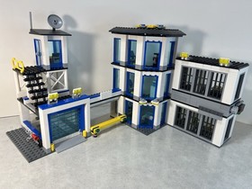 LEGO CITY: Police Station (60141)