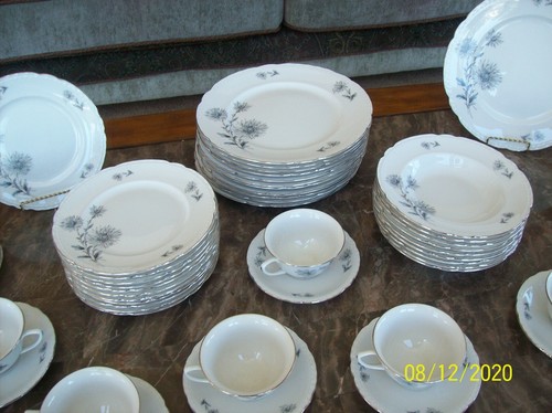Royal Jackson Vintage Fine China Wild Flower Pattern Grouping Of 64 Pieces - Picture 7 of 9