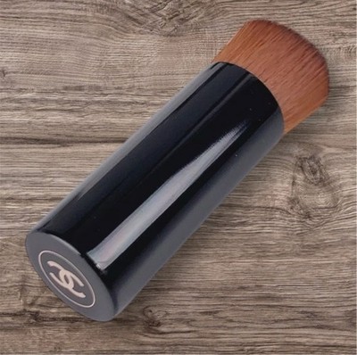 CHANEL Les Beiges Water-Fresh Teint Travel Foundation Brush 2.75 Travel Size