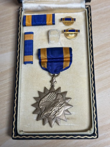 WWII US NAVY - US MARINE CORPS AIR MEDAL SHORT CASED SET