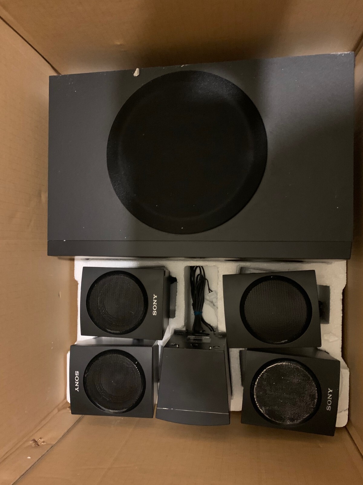 Sony DVD Home Theatre System DAVTZ135 5 Speakers with Sub and Remote