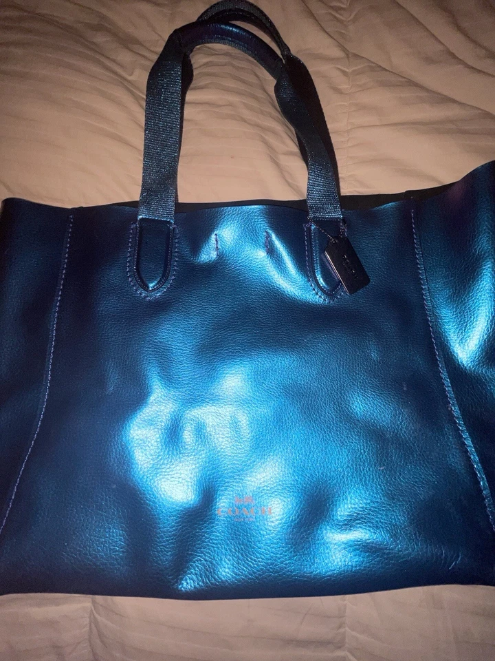 Bolso de Mano Coach Debry Cuero Holograma Azul y Morado. Sin etiquetas. Usado una vez Foto 2 de 4