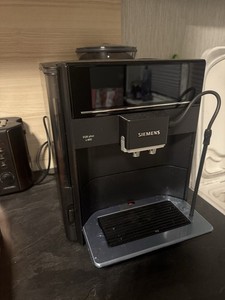 Siemens EQ.6 Plus S400 Kaffeevollautomat, Schwarz, Inkl. Milchbehälter