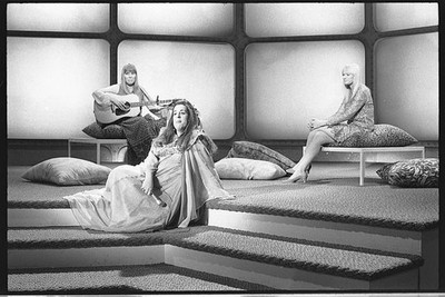 Photo:Mama Cass 1960s TV Studio Photo Folk Singer Guitar Set