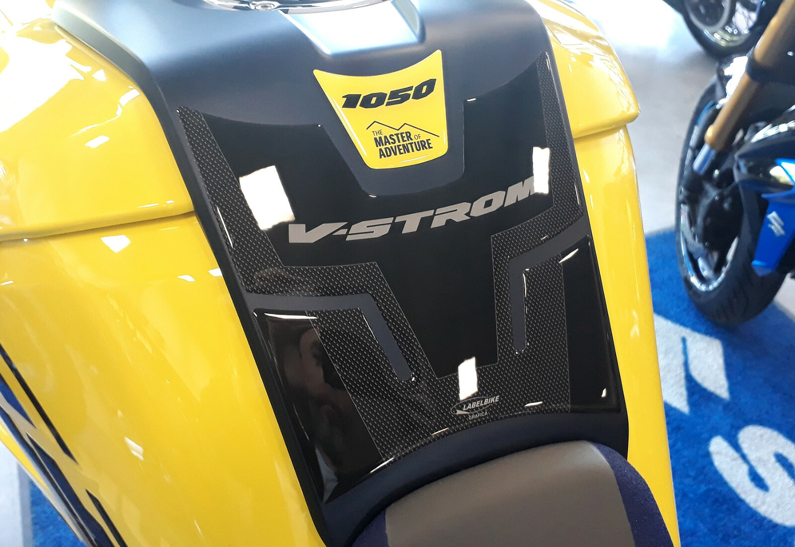 Motorfiets Tank Stickers Krasvast Labelbike 3D Tank Stickers – Zijbescherming Voor Suzuki V-Strom 1050, Goud, Handgemaakt In Italië Motor Tank Stickers