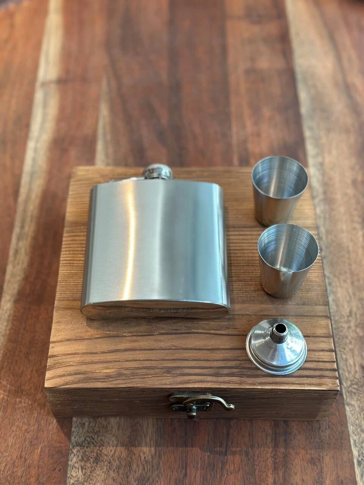Juego de regalo frasco de whisky en caja de madera - metal de regalo de padrino y padrino de boda Foto 3 de 4