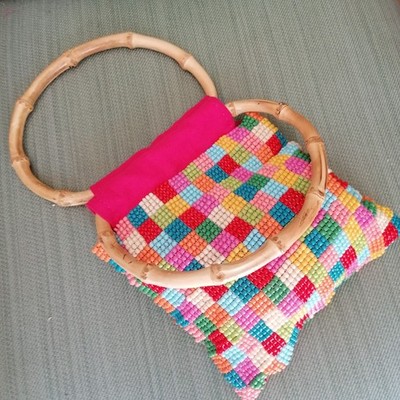 Perlen Handtasche quadratisches Motiv Bambusgriff