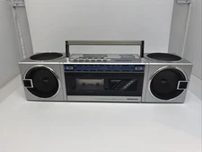 VINTAGE SOUNDESIGN 4644 AM/FM CASETTE BOOMBOX W/ VERTICAL SPEAKERS-READ!!