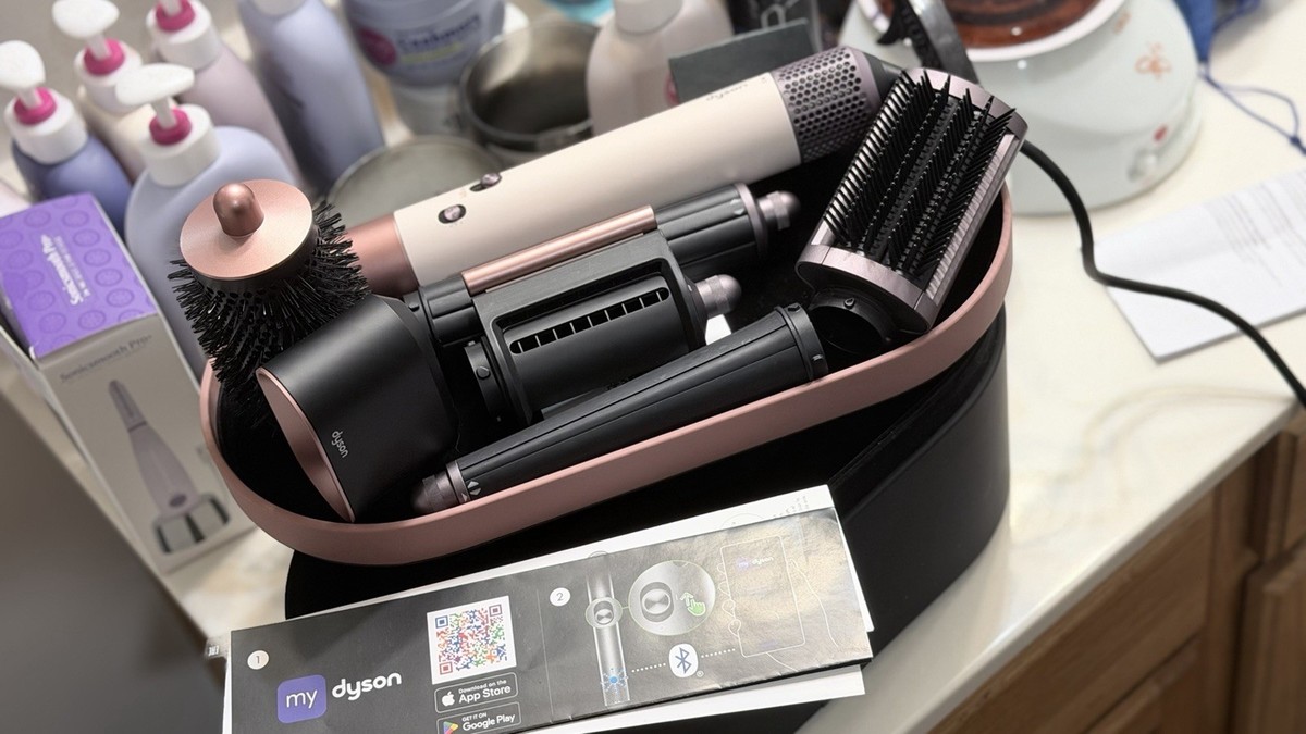 美品☆Dyson Aonwrap マルチスタイラー ピンク Dyson Airwrap i.d. Complete Long Multi-Styler Straight+Wavy Pink