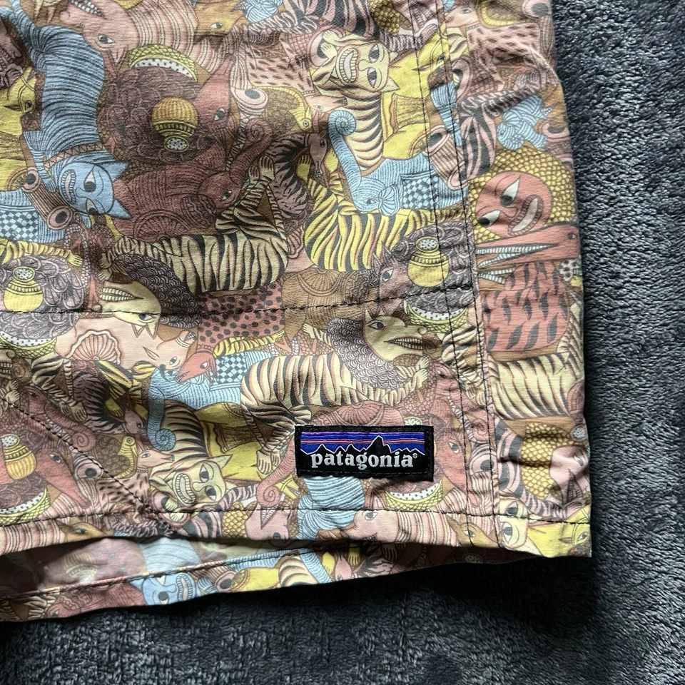 Patagonia Animal Print Elastic Waist Men’s Baggies Shorts Size Large - Image 2 of 4