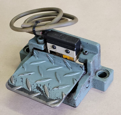 FOOT PEDAL SWITCH WITH OMRON LIMIT SWITCH ZC-Q55 REMOVED FROM MORI SEIKI SL-3H