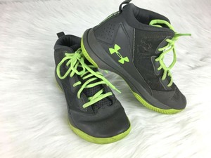 boys green basketball shoes
