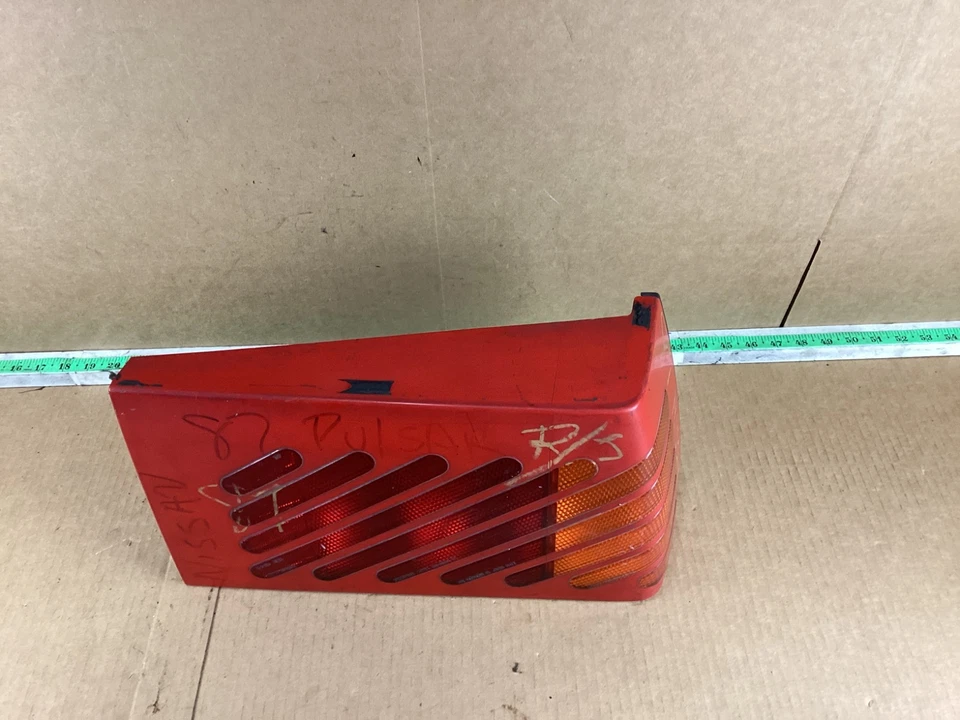 Conjunto de luz trasera derecha pasajero Nissan Pulsar NX 1987-1990 Foto 2 de 4