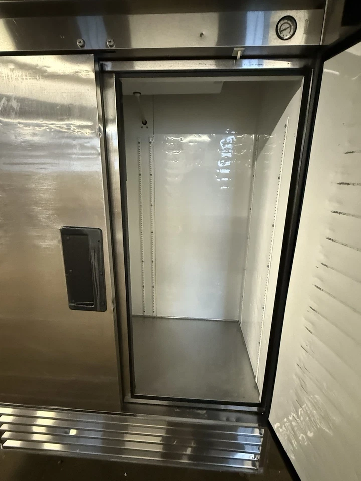 Refrigerador de alcance True Refrigeration T-49 SS USADO REFRIGERADOR DE 2 PUERTAS Foto 4 de 4