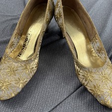 Vintage 1960s Tempos Gold Pumps Size 6.5 b