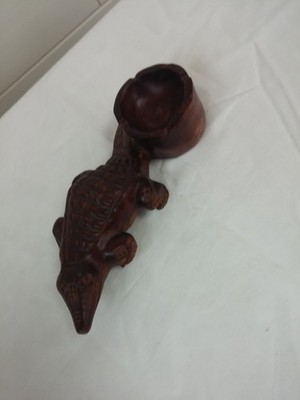 Beautiful decorative crocodile teak ashtray, 1 foot is broken off see picture #j362