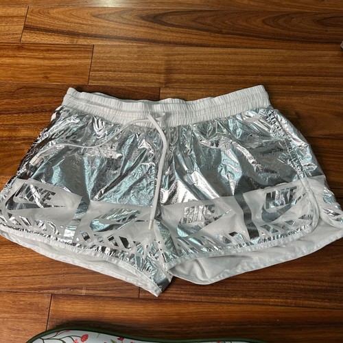 Nike Womens Metallic Silver Logo Mesh Lined Athletic Shorts Large White Trim - Afbeelding 1 van 12