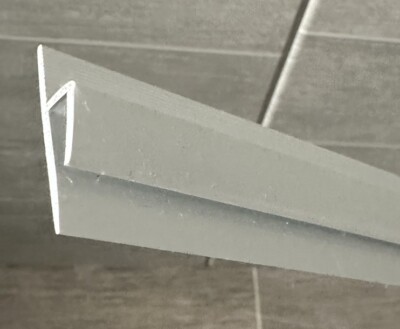10m - PVC Fliesenabdeckung - robuste Kantenverkleidung für Wandfliesen - wasserdichte Verarbeitung.