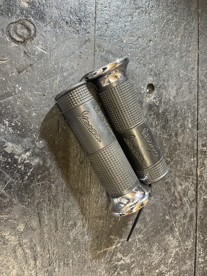 Vespa GTS GTV GT Chrome & Black Grips 125 200 250 300 - Image 2 of 4