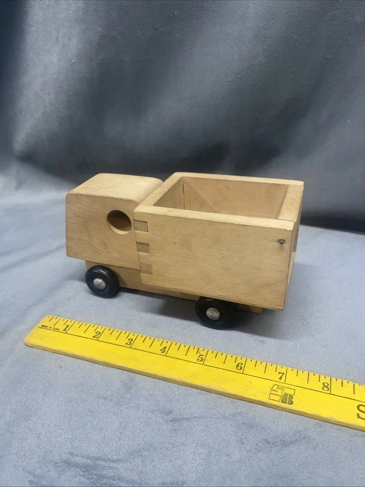 Camión de volteo de juguete de madera vintage juguetes creativos hechos en Finlandia Foto 3 de 4