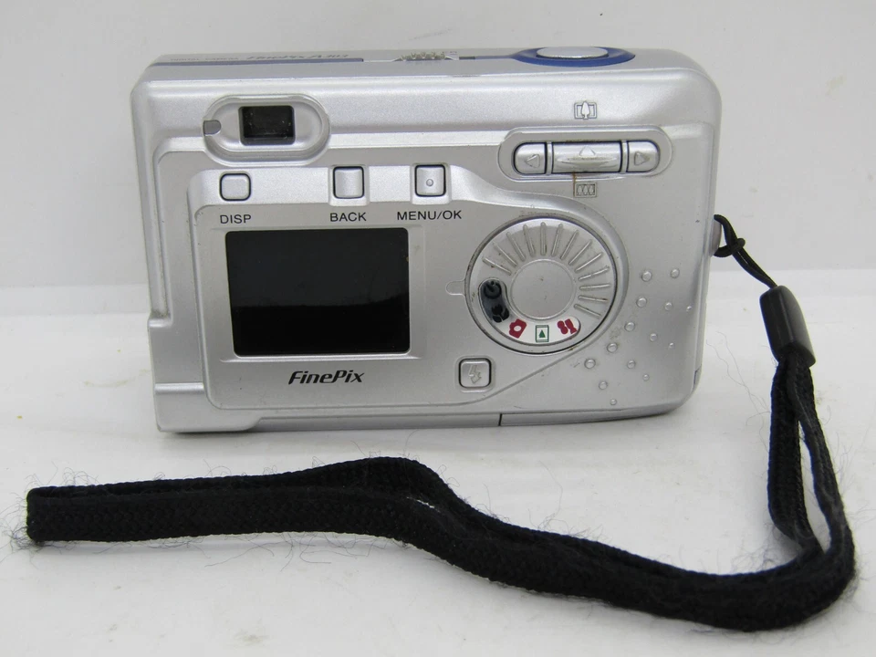 Fujifilm FinePix A Series A303 3.2MP Digital Camera Silver and Carry Case. - Image 3 of 4