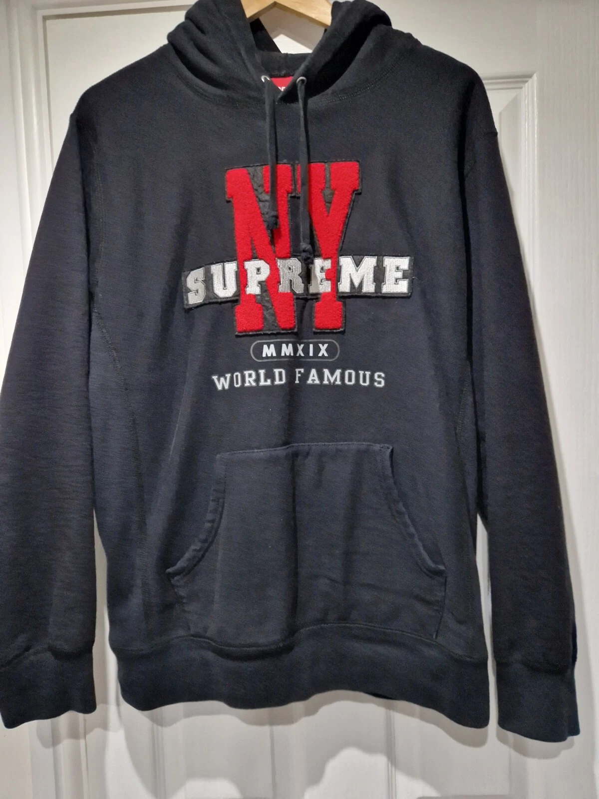 SUPREME SWEAT À CAPUCHE NOIR HOMME AVEC LOGO TAILLE GRAND PEU PORTÉ