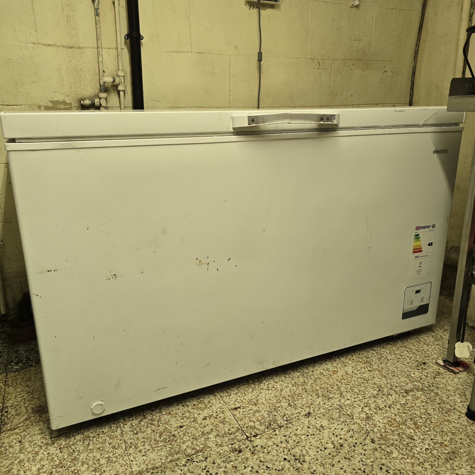 Large Chest Freezer In Very Good Condition Fully Working. Handle Broken.