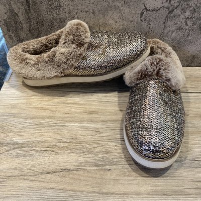 Women s size 10 BOBS For Skechers  Memory foam faux fur lined slippers/ shoes
