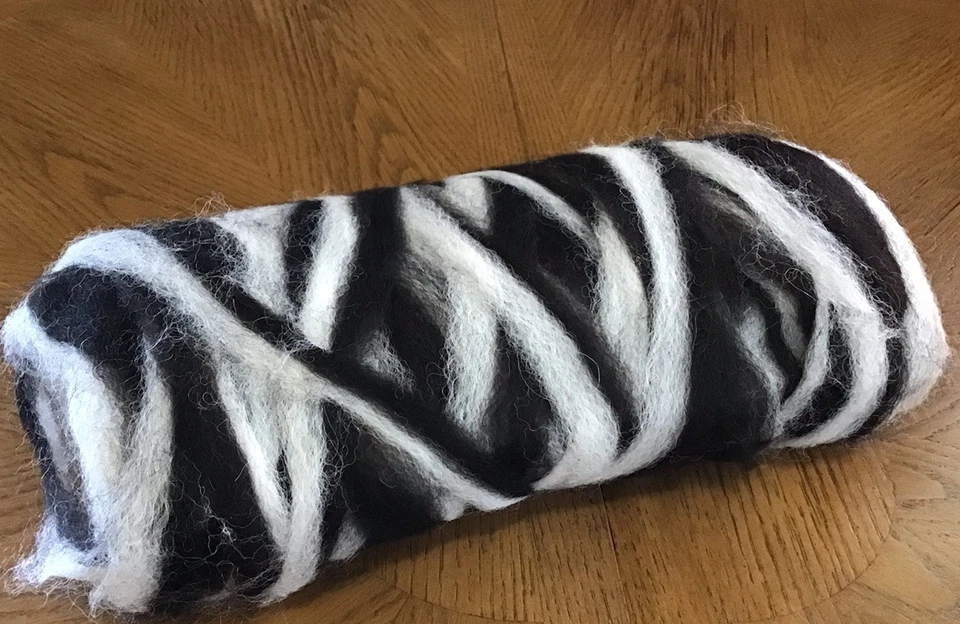 Rovings 100% Alpaca Negro y Marfil. 5,5 OZ So Soft Foto 2 de 4