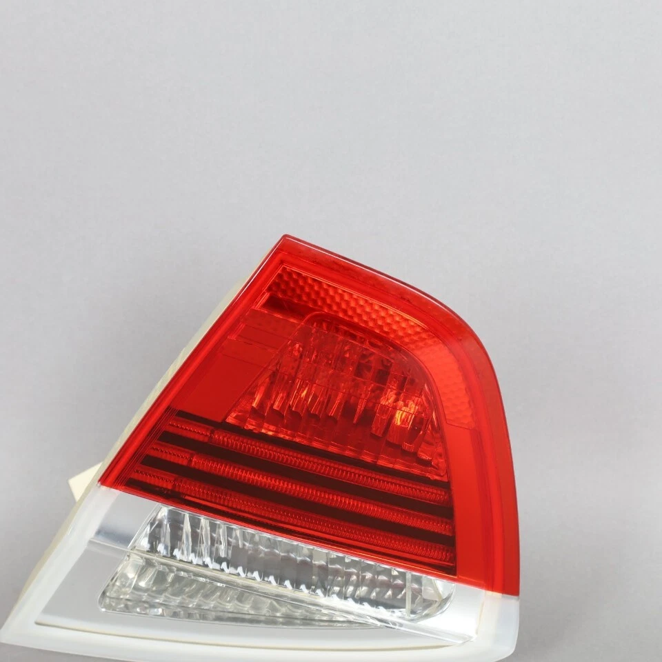 Lanterna traseira direita 2006-2008 BMW 325i 328i 330i 335i Sedan 63216937460 OEM usada - Imagem 2 de 4
