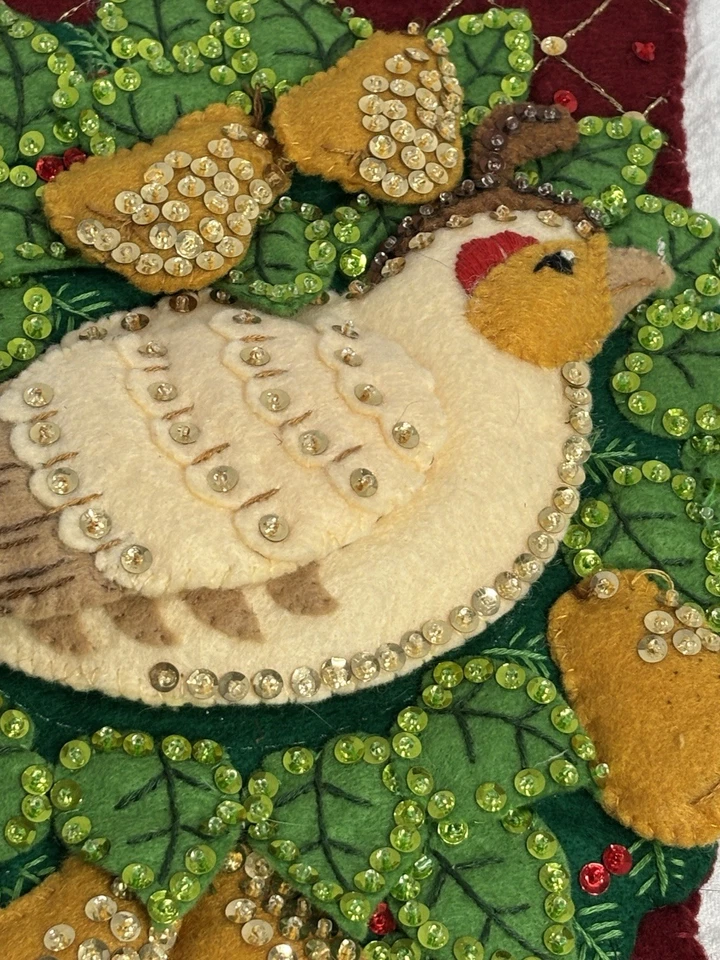 Meia de Natal de feltro Bucilla acabada feita à mão 18" perdiz em uma pereira - Imagem 2 de 4