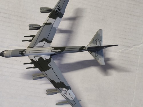 Del Prado 1:300 Scale USAF B-52 Die Cast Desktop Camo Boeing Stratofortress Bomb - Picture 12 of 14