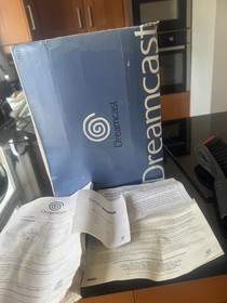 SEGA Dreamcast White Console VMU Compatible w/ Controller & 2 Mega Drive Games