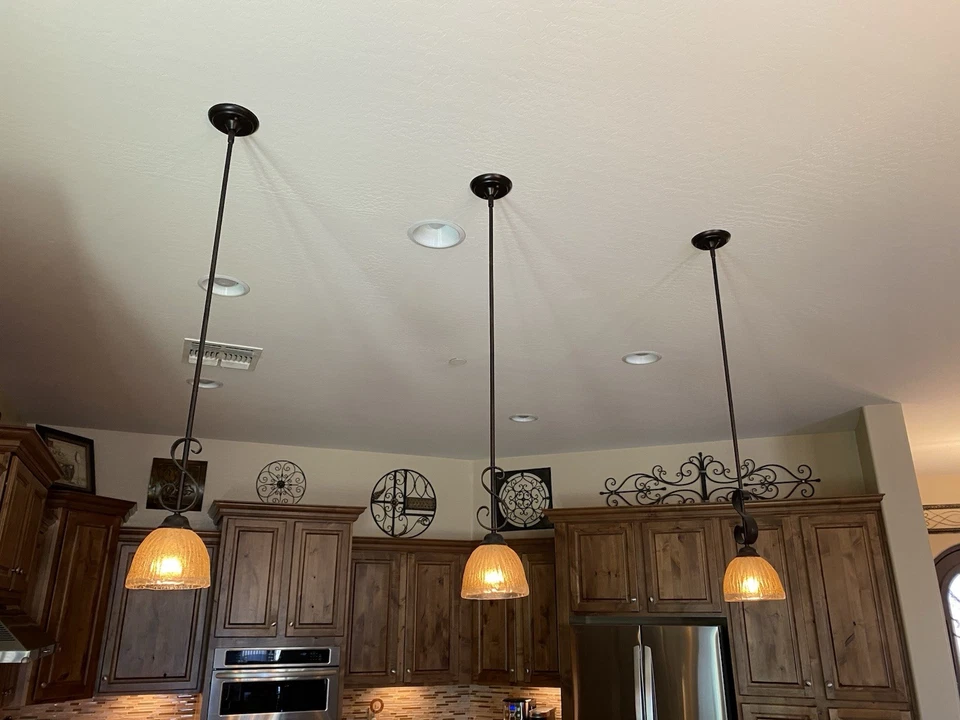 Hermosa araña con luces colgantes a juego para isla de cocina Foto 2 de 4